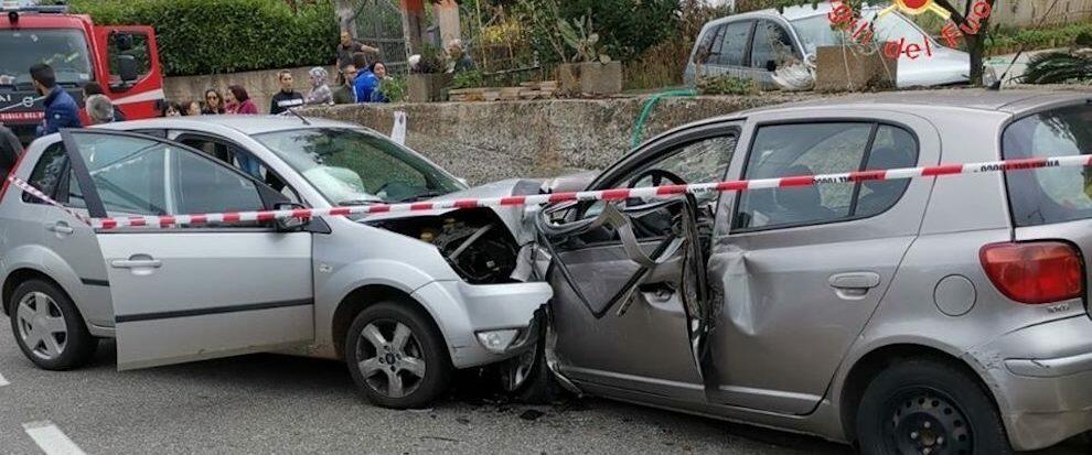 Tremendo scontro frontale tra due auto in Calabria