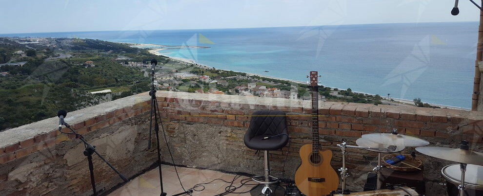 Al Castello Carafa di Roccella, Armando Quattrone presenta il nuovo singolo “In Calabria”