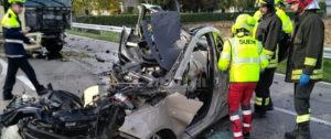 Tragico incidente: un’auto si schianta con un camion, un uomo muore sul colpo. Le foto dell’impatto item-thumbnail