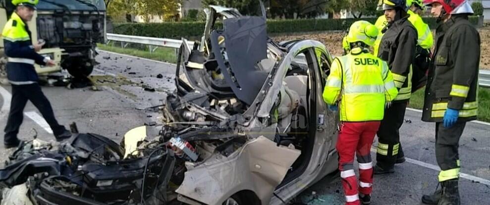 Tragico incidente: un’auto si schianta con un camion, un uomo muore sul colpo. Le foto dell’impatto