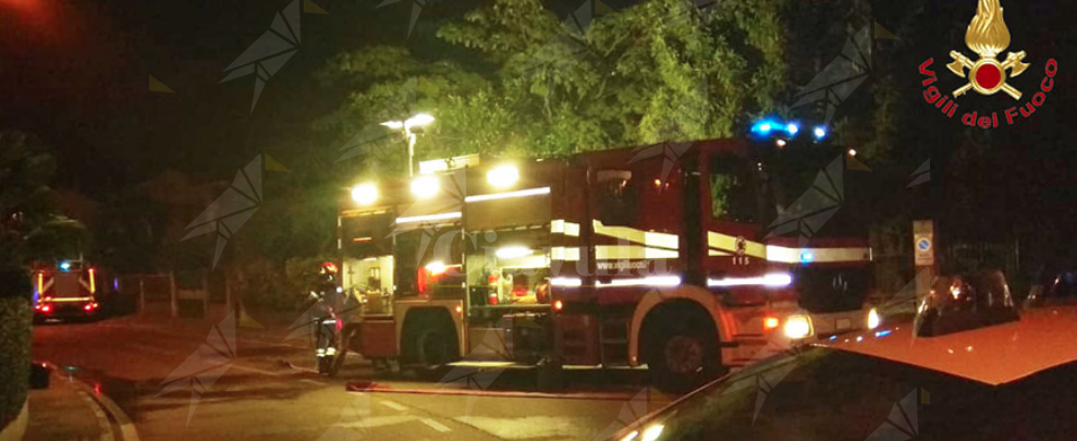 Scoppia incendio in un garage: rogo distrugge auto e famiglia finisce in ospedale