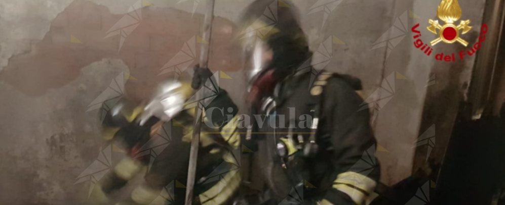 Scoppia incendio in appartamento, intervengono i vigili del fuoco