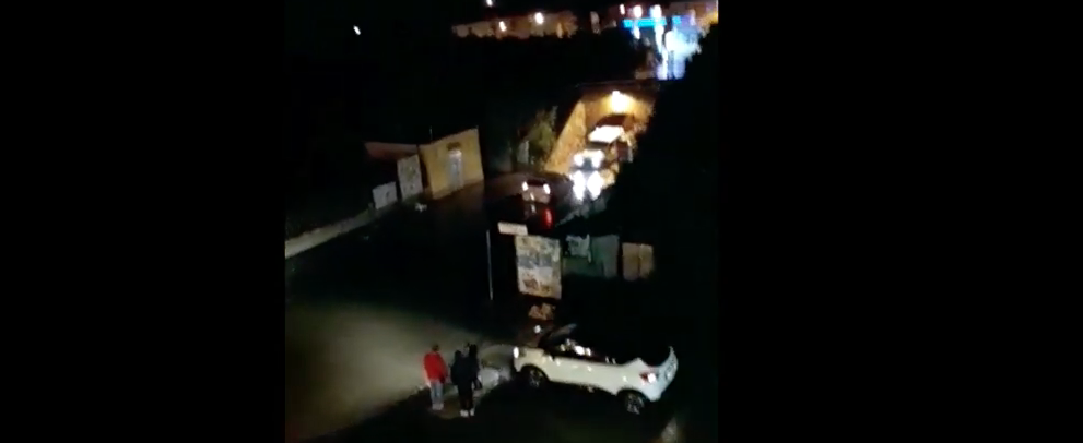 Automobile bloccata dall’acqua nel sottopasso di Caulonia – video