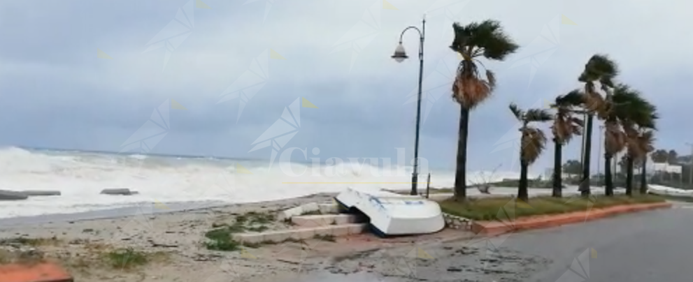 Caulonia e la forza dirompente del mare – video