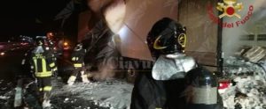 Esplode camion in area di servizio, feriti 2 vigili del fuoco item-thumbnail