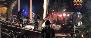 Esplode una palazzina nella notte: morti 3 vigili del fuoco. Il cordoglio della Protezione Civile item-thumbnail