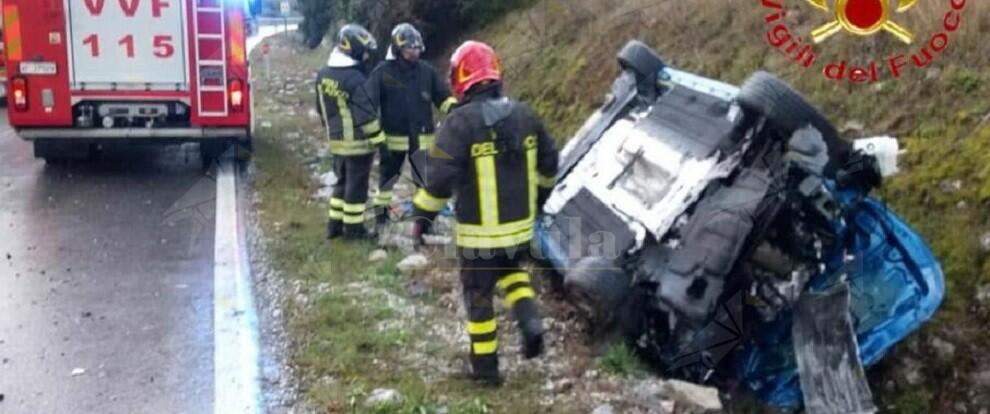 Auto perde il controllo e si ribalta ripetutamente