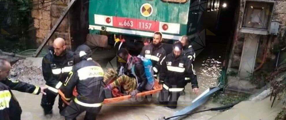 Fotonotizia: vigili del fuoco soccorrono i passeggeri del treno rimasto bloccato in galleria