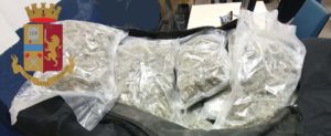 Sorpreso con cocaina nel marsupio e quattro chili di marijuana nel cofano della macchina. Arrestato 32enne item-thumbnail