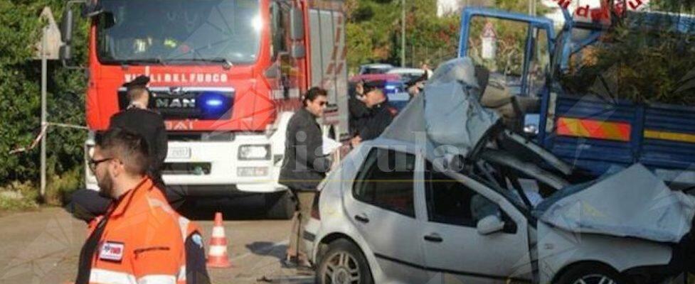 Auto travolge un gruppo di operai: quattro morti e un ferito grave