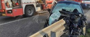 Perde il controllo della vettura e si schianta contro il guard-rail item-thumbnail