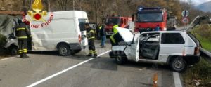 Scontro frontale tra un furgone e un’auto item-thumbnail