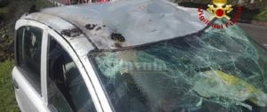 Perde il controllo dell’auto e si ribalta due volte item-thumbnail
