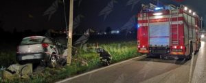 Auto a GPL si schianta contro un palo della luce item-thumbnail