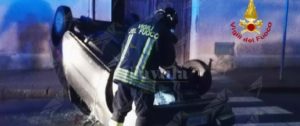 Tremendo scontro tra due auto, una si ribalta item-thumbnail