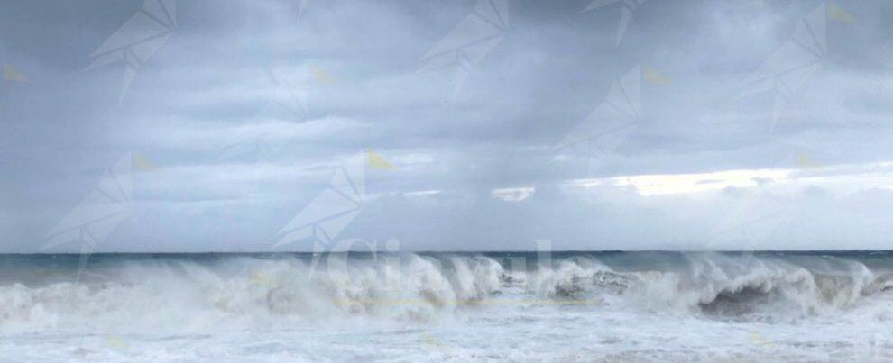 Il mare continua ad essere mosso sulle macerie del lungomare di Caulonia