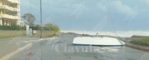 Caulonia marina, abbandonata in balìa delle onde item-thumbnail