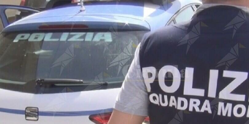 Minaccia di pubblicare sul web foto intime, calabrese in manette per estorsione