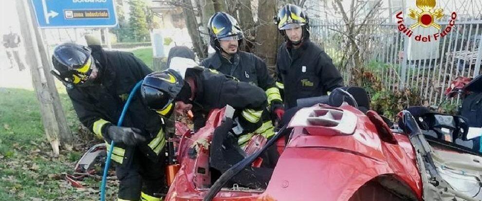 Auto si schianta contro un muro, muoiono tre giovani di 15, 20 e 23 anni