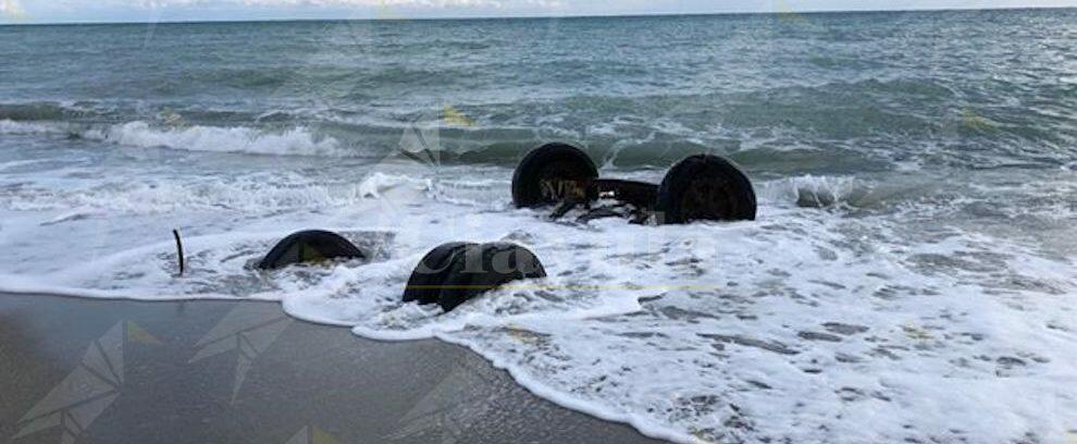 Incredibile rifiuto ingombrante sulla spiaggia di Caulonia