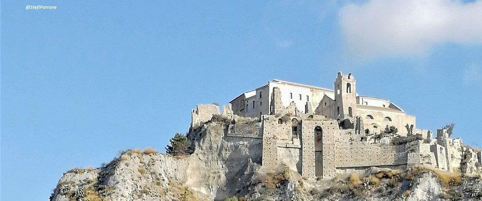 Al castello Carafa di Roccella la riunione dei Lions