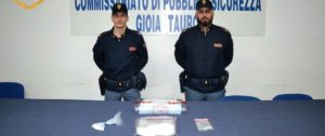 Gioia Tauro, fermato alla guida con la droga nascosta in auto: scattano le manette per un agente di polizia penitenziaria item-thumbnail