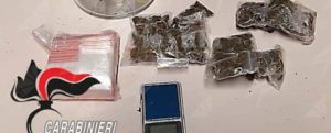 Trovato con la droga in casa, si scaglia contro i carabinieri item-thumbnail