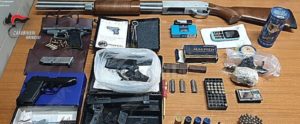 Detiene in casa una pistola, munizioni e 73 grami di marijuana, arrestato item-thumbnail