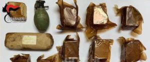 Scoperto arsenale da guerra in un casolare, in manette il fiancheggiatore della cosca “Ficara-Latella” item-thumbnail