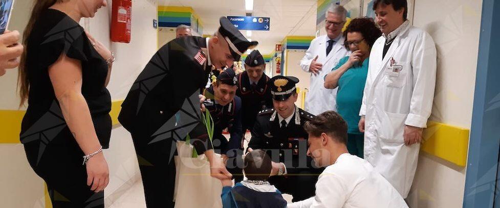 Carabinieri in Pediatria: doni e sorrisi per i piccoli pazienti