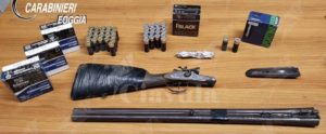 Sorpreso dai carabinieri con un fucile. Tenta la fuga con un motorino senza assicurazione item-thumbnail