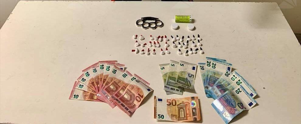 Sorpreso a spacciare cocaina in pieno centro, finisce ai domiciliari