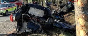 Auto finisce contro un albero e si spezza in due. Il bilancio è di un morto e un ferito grave item-thumbnail