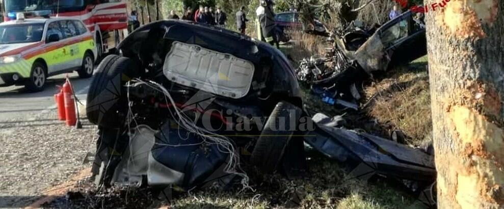 Auto finisce contro un albero e si spezza in due. Il bilancio è di un morto e un ferito grave