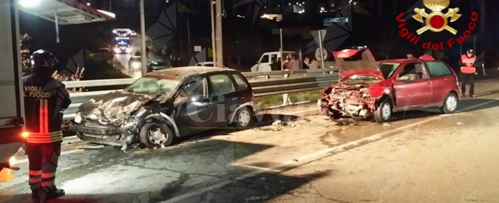 Violento scontro tra due auto sulla statale, intervengono i vigili del fuoco