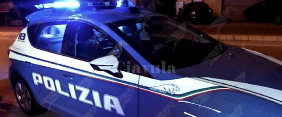 Ubriaco alla guida urta due auto in sosta. Denunciato dalla polizia e ritirata la patente