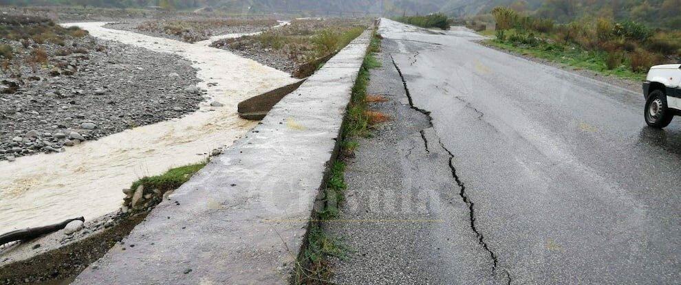 L’Allaro mette in pericolo la strada per San Nicola di Caulonia – foto e video