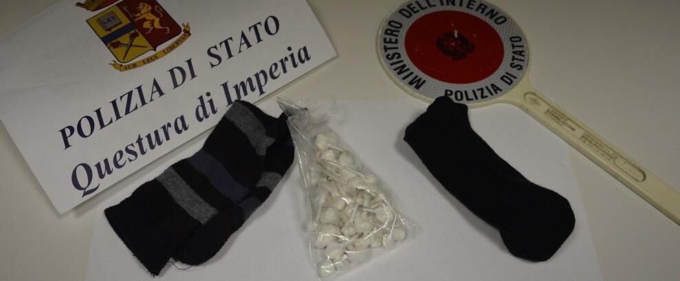 Spacciava cocaina ricevendo i clienti in macchina, arrestato