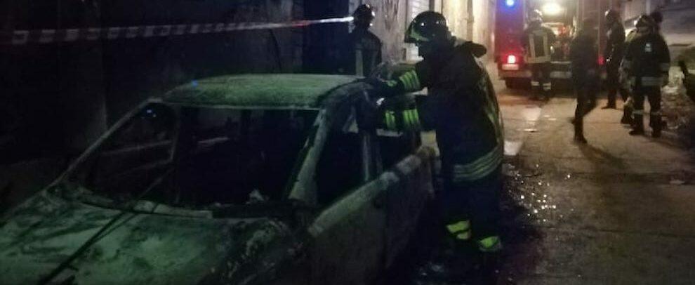2  auto in fiamme nella notte in Calabria, i vigili del fuoco salvano una persona