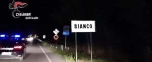 Spara con una scacciacani davanti ad un bar e posta il video sui social. 2 denunce a Palizzi Marina item-thumbnail