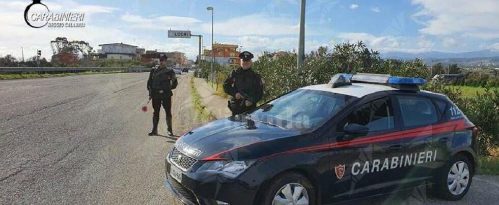 Beccato dai carabinieri di Locri mentre asportava i cordoli della pista ciclabile