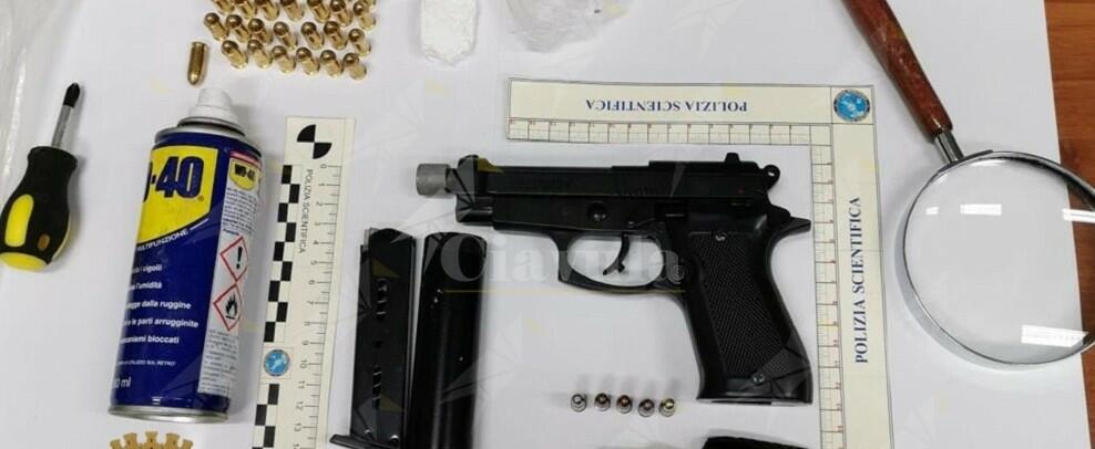 Polizia sequestra pistola giocattolo con dosi di cocaina all’interno