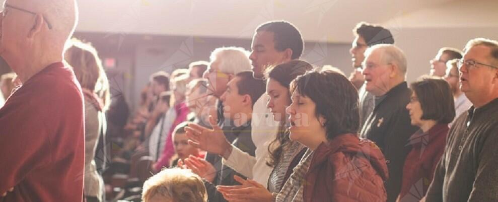 Vanno in chiesa pochi giorni dopo la riapertura per partecipare alla messa: 40 persone contagiate