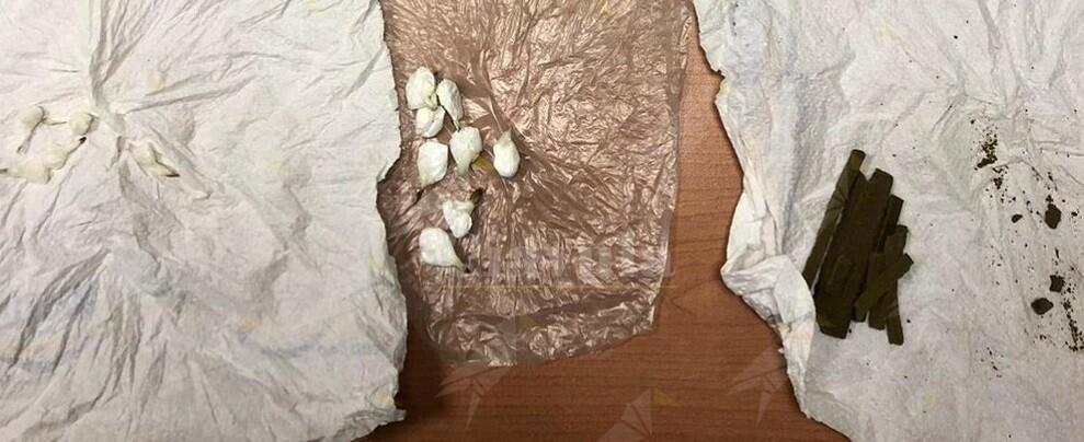 Arrestati 2 spacciatori trovati in possesso di hashish, crack e cocaina