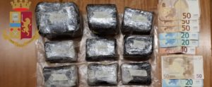 Nasconde più di 2 kg di hashish in soffitta, la polizia lo arresta item-thumbnail