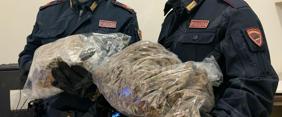 Sequestrati 3 kg e 200 grammi di marijuana, tre persone arrestate e una denunciata