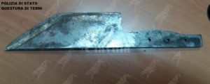 In giro ubriaco e con una mannaia, denunciato dalla polizia item-thumbnail