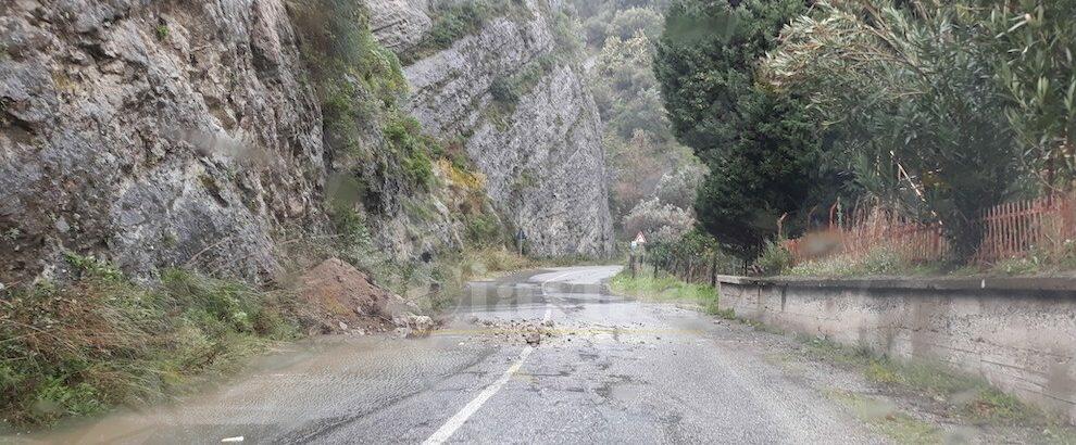 Caulonia, ancora caduta massi sulla strada per Ursini, Campoli e San Nicola: “Fino a quando saremo fortunati?”