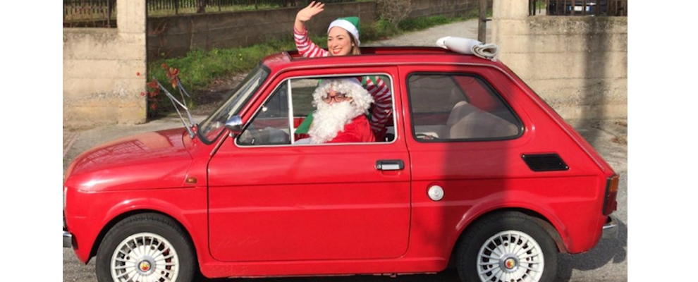 Foto del giorno: Babbo Natale consegna i doni agli alunni delle scuole materne ed elementari di Portigliola