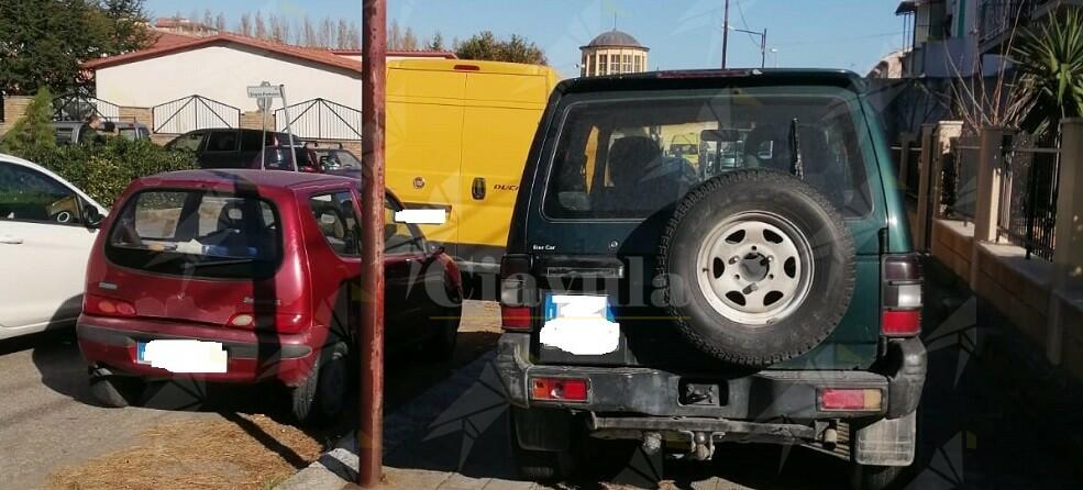 Scuola Caulonia: i bambini costretti a camminare in strada perchè sui marciapiedi parcheggiano le auto